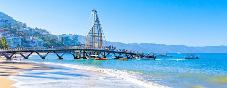 playa los muertos in puerto vallarta