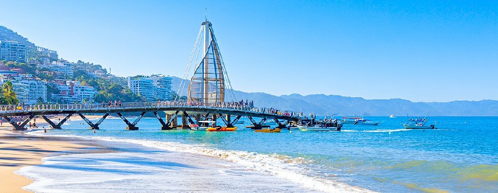 playa los muertos in puerto vallarta
